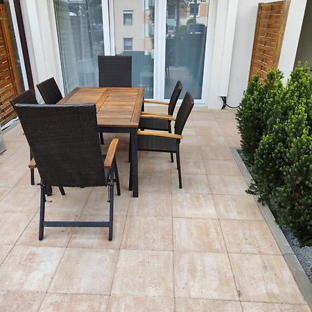 Eleonoras Ferienwohnung In Wuerzburg Stadt Mit Terrasse Im Erdgeschoss Inklusive Eigenen Parkplaetzen Vor Der Tuer 外观 照片